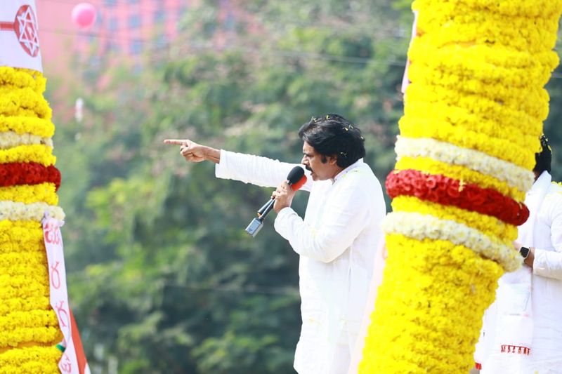 Janasenaparty chief Pawankalyan Road show at Gudivada