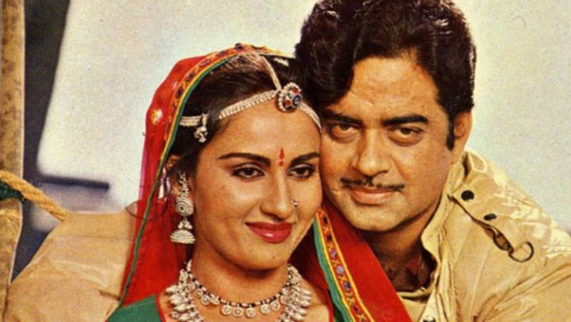 बता दें कि फिल्म कालीचरण में रीना और शत्रुघ्न की जोड़ी को खूब पसंद किया गया। फिल्म सुपरहिट रही थी और इसी फिल्म से दोनों के अफेयर की खबरें भी आने लगी थी। मैगजीन में भी इनके प्यार के किस्सा छपने लगे थे। 