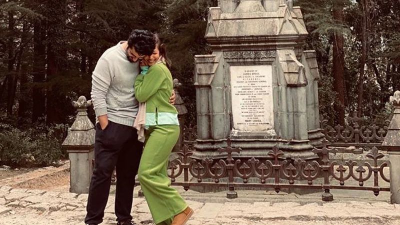 दीवाली के मौके पर जब करीना कपूर अपने पति सैफ अली खान के पास हिमाचल गई थी तो मलाइका भी उनके साथ वहां पहुंची। क्योंकि अर्जुन भी सैफ के साथ फिल्म की शूटिंग कर रहे थे। दोनों ने काफी वक्त साथ गुजारा था। 