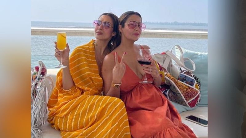 इससे पहले मलाइका ने अपनी बहन अमृता अरोड़ा के साथ भी एक फोटो शेयर की थी जिसमें दोनों अपना ड्रिंक एन्जॉय करती समंदर के किनारे बैठी नजर आई थीं।