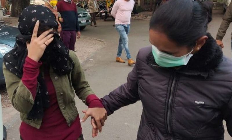 पुलिस पूछताछ में आफीन ने बताया था कि वह इस धंधे में कैसे आई। दरअसल, आफीन खान अच्छे परिवार से तालुक रखती है, जिसके पिता डॉक्टर थे। लेकिन मम्मी -पापा के विवाद के बाद दोनों में तलाक हो गया। जिसके बाद पिता विदेश चले गए और मां अपने पिता के घर भोपाल आ गई। ऐसे में आफीन बेसहारा हो गई और वो अकेली इंदौर में एक किराए के घर में रहने लगी। उसने बताया कि वह यश के संपर्क में आने के बाद ड्रग्स के गिरोह में शामिल हुई थी। धीरे-धीरे कर वह ड्रग्स के धंधे में फंसती चली गई और वह नशे का कारोबार करने लगी। 