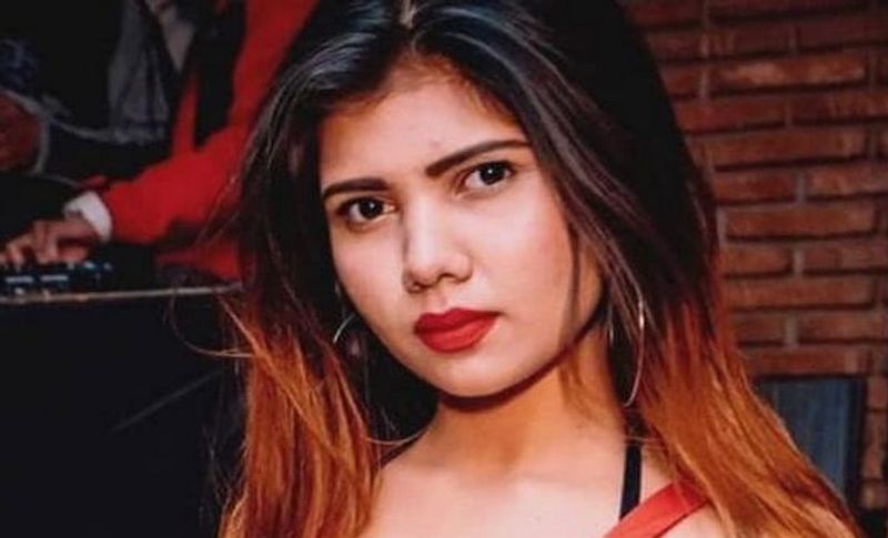  ड्रग्स की दुनिया में आफीन 'आई कैंडी' के नाम से फेमस हो गई। उसको नाइट पार्टियां करना और डांस करना बेहद पसंद था। वह हर बार अलग-अलग लोगों के साथ पार्टी में जाया करती। खासकर शनिवार, रविवार नाइट को शहर के अलग अलग पब में होने वाली पार्टियों में शामिल होती थी। इतना ही नहीं वो एक नाइट में दो-तीन पब में पार्टी करने पहुंच जाती थी।
