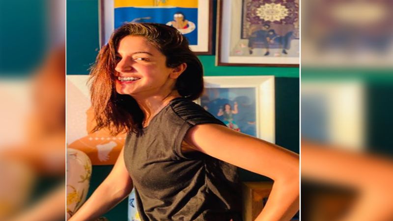 ब्लैक कलर का टॉप पहने और खुले बाल में सूरज की रोशनी में खड़ी अनुष्का ये तस्वीर भी सोशल मीडिया पर खूब वायरल हुई थी। 2 जून को शेयर की गई इस तस्वीर पर 15 लाख से ज्यादा लोगों ने लाइक किया है।
(फोटो सोर्स- इंस्टाग्राम)