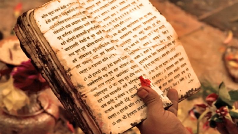 4. बुद्धिमान के पास शास्त्र-ज्ञान
यदि किसी बुद्धिमान व्यक्ति के पास थोड़ा भी ज्ञान हो तो हो तो अपने कौशल से उस ज्ञान को सर्वत्र फैला देता है, जिससे अन्य लोग उस ज्ञान का फायदा उठा सकें।
