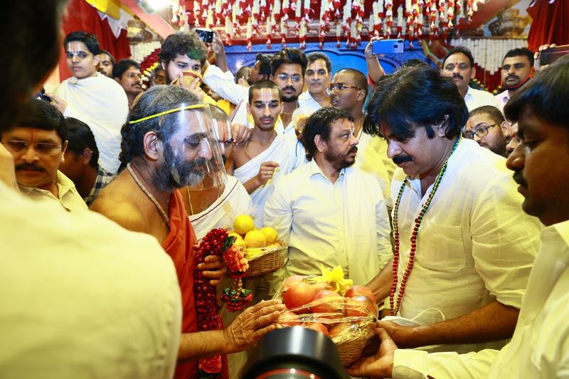 janasena chief pawan kalyan meeting with chinajiyar swamy