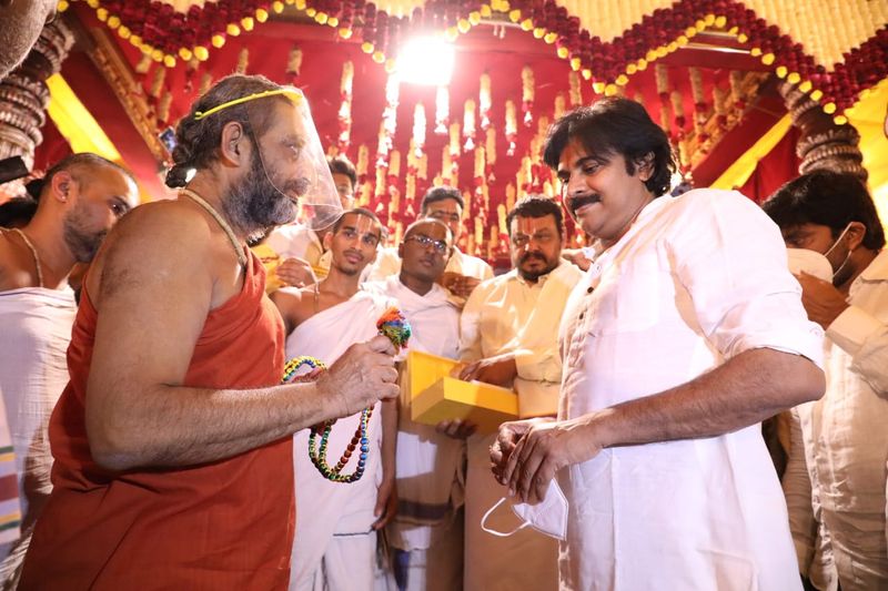 janasena chief pawan kalyan meeting with chinajiyar swamy