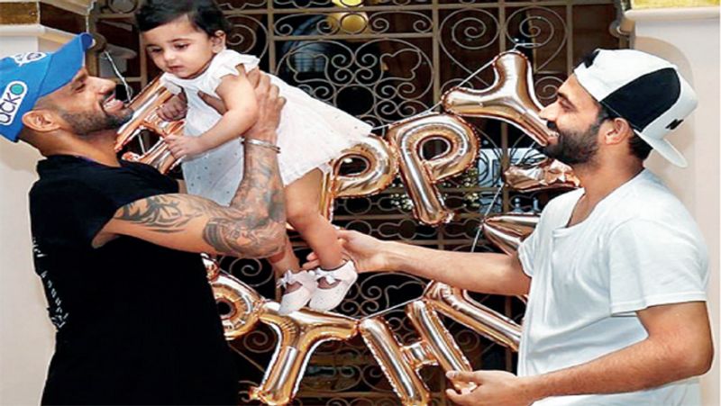 इस साल उनकी बेटी का पहला जन्मदिन भी था, जो उन्होंने परिवार और अपनी आईपीएल की टीम के साथ दुबई में मनाया था। इसके बाद से वह अपने परिवार से दूर हैं।
(फोटो सोर्स-गूगल)