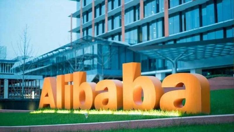 एंटीट्रस्ट स्क्रूटिनी (Antitrust Scrutiny) शुरू होने और इसके तहत कार्रवाई होने की आशंका के चलते अलीबाबा के साथ उसकी प्रतिद्वंद्वी कंपनी टेनसेंट होल्डिंग्स (Tencent Holdings Ltd), फूड डिलिवरी कंपनी Meituan और JD.com Inc के स्टॉक्स की जमकर बिकवाली देखने को मिली। सोमवार को अलीबाबा के स्टॉक्स में 8 फीसदी की गिरावट दर्ज की गई। बता दें कि अक्टूबर से लेकर अब तक चीनी रेग्युलेटर्स के शिकंजे की वजह से कंपनी को 270 बिलियन डॉलर (करीब 20 लाख करोड़ रुपए) का नुकसान हो चुका है। (फाइल फोटो)