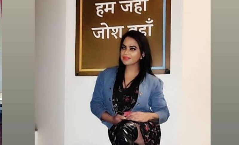 दिल्ली आने के एक साल बाद मैंने सोचा आखिर कब तक मैं अपनी असली आइडेंटिटी से भागती रहूंगी। मुझे अब खुद को बदलना चाहिए। इसके लिए मैंने डॉक्टरों की सलाह पर साइकोमैट्रिक टेस्ट कराने के बाद लेजर थेरेपी ट्रीटमेंट लेना शुरू कर दिया। धीरे-धीरे मुझमें बदलाव आने शूरु हो गए। मेरी पूरी बॉडी एक दम महिलाओं की तरह हो गई। आज मैं अपनी बॉडी से खुश हूं।
