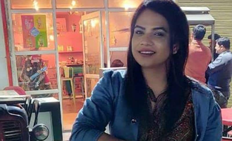 किसी तरह उरूज हुसैन बताती हैं कि मैंने पढ़ाई में होटल मैनेजमेंट का कोर्स किया। इसके बाद साल 2013 मे मैं दिल्ली आ गई। यहां आने के बाद एक बड़े होटल में नौकरी करना शुरू किया, तो तमाम बुरे अनुभवों का सामना करना पड़ा। कई बार उत्पीड़न का शिकार होना पड़ा। जो भी रेस्त्रां में आता तो मेरा मजाक उड़ाते हुए ताना मारने लगता। यहां तक कि कई लोग तो बुरे मन से मुझे छूते भी थे। लेकिन कभी हार नहीं मानी। इसलिए मैंने अपना कैफे शुरू करने का फैसला किया है।