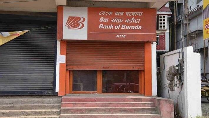 Security guard open fire at customer who trying to enter inside bank without mask uttar pradesh ckm Security guard open fire at customer who trying to enter inside bank without mask uttar pradesh ckm
