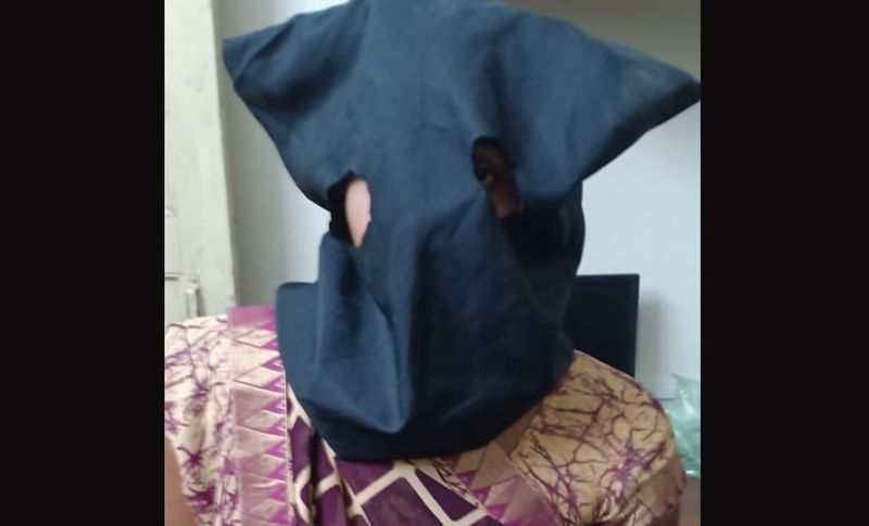आरोपी शिल्पाबेन ने कोडदरा गांव पहुंचकर अपनी दोनों बेटियों को नर्मदा कैनाल में फेंक दिया। इसके बाद पुलिस कंट्रोल रूम फोन करके झूठी कहानी सुना दी। बोली मेरी दो बच्चियों का अपहरण हो गया। मैं मायके से एक ट्रक में बैठकर आ रही थी, लेकिन ट्रक वाले ने मुझे बीच रास्ते में उतार दिया और बच्चियों को किडनैप कर ले गया। पुलिस जब यह बात सुनी तो प्रशासन में हड़कंप मच गया और मासूमों की तलाश में निकल पड़ी।

