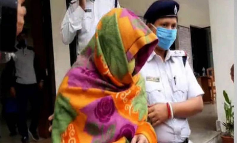 बता दें कि रविवार को वह अपनी दो बेटियों के साथ ससुराल पहुंची थी। इसी दौरान एक युवक पुराने प्लास्टिक सामान के बदले खाने के चना बेच रहा था। तो शिल्पाबेन ने अपनी ननद से कहा घर में प्लास्टिक कहां रखी है, इन बच्चियों को चना दिला देती हूं। भाभी की यह बात सुनते ही ननद बोली-अपने पैसे का दिला दो, हम तो अपने बाप की कमाई खाते हैं किसी और की नहीं। फिर क्या था वह गुस्से में अपनी दोनों बेटियों को लेकर घर से निकल गई।
