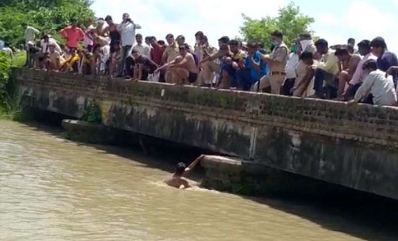 इसके बाद शातिर युवती ने एक युवक से फोन लेकर यही बात बताई और कहने लगी कि पता नहीं मैं कहां पर हू, मुझे कुछ याद नहीं है। हालांकि पति ने उस अजनबी युवक को कॉल कर पता पूछा और पत्नी के पास पहुंच गया। फिर उसने बेटियों के बारें पूछा तो कहने लगी मुझे कुछ याद नहीं है। लेकिन पति को उस पर शक हुआ और जब उसने सख्ती से पूछा तो सारी हकीकत बयां कर दी। इसके बाद युवक ने पुलिस को फोन कर बुलाया और मौके पर पहुंजा। जहां बडी़ बेटी का शव निकाल लिया गया, लेकिन छोटी बेटी का कुछ पता नहीं चला।
