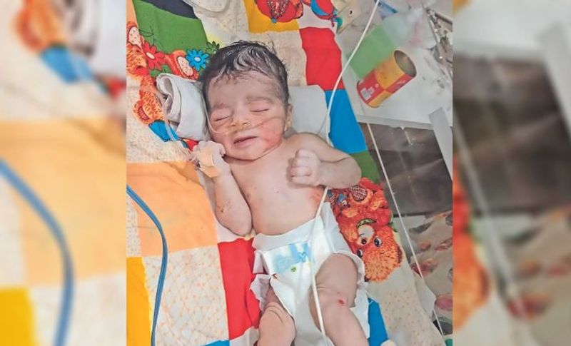 ऐसा ही एक मामला गुजरात के गोडादरा में सामने आया है, जहां एक एक अविवाहित मां दो घंटे के नवजात को अपार्टमेंट की पार्किंग में छोड़कर चली गई। मासूम ठंड में कांपता रहा और वह घर जाकर सो गई। तभी पार्किंग के पास से गुजर रहे लोगों ने बच्चे की रोने की आवाज सुनी और तुरंत पुलिस को फोन किया। उसे तुरंत एक निजी अस्पताल में भर्ती कराया गया। वहां वेंटिलेटर पर उसका इलाज चल रहा है। साथ ही 20 साल की युवती को पुलिस ने पकड़ लिया है और जांच शुरू कर दी है।
