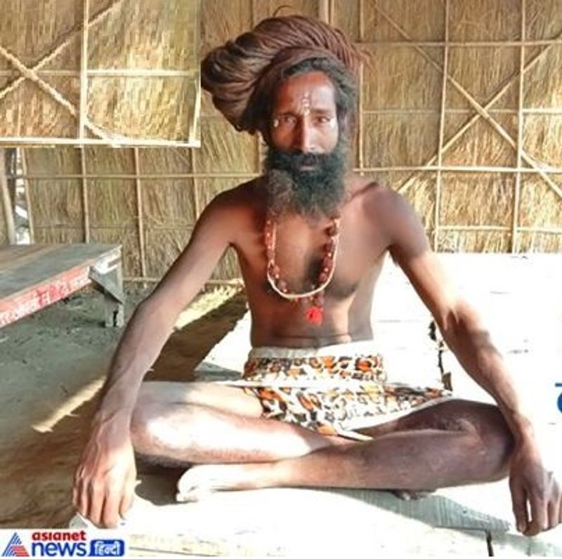 भीषण ठंड में भी महंत अमर गिरी हठयोग करते हैं। ये 20 साल से बिना कपड़े के रहते हैं। बताते हैं कि यह 15 सालों से कल्पवास करने आते हैं।
