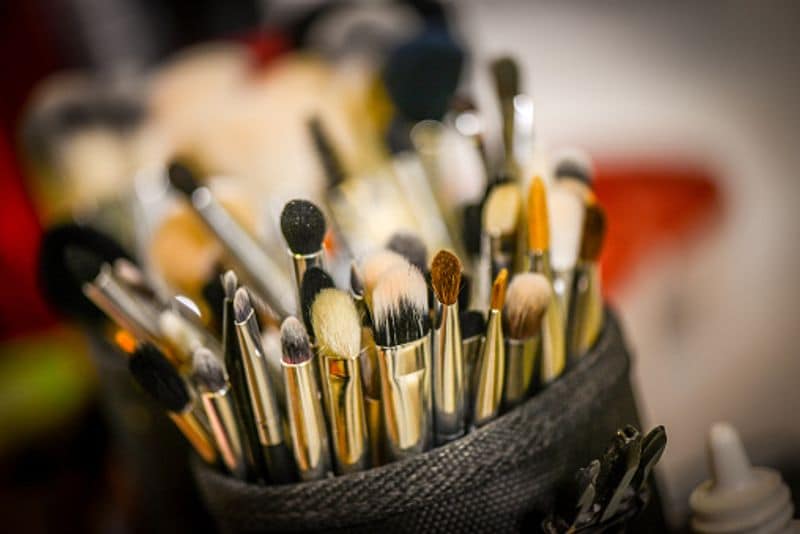Get a glamorous look at New Year Party with light makeup check out these simple tricks BDD