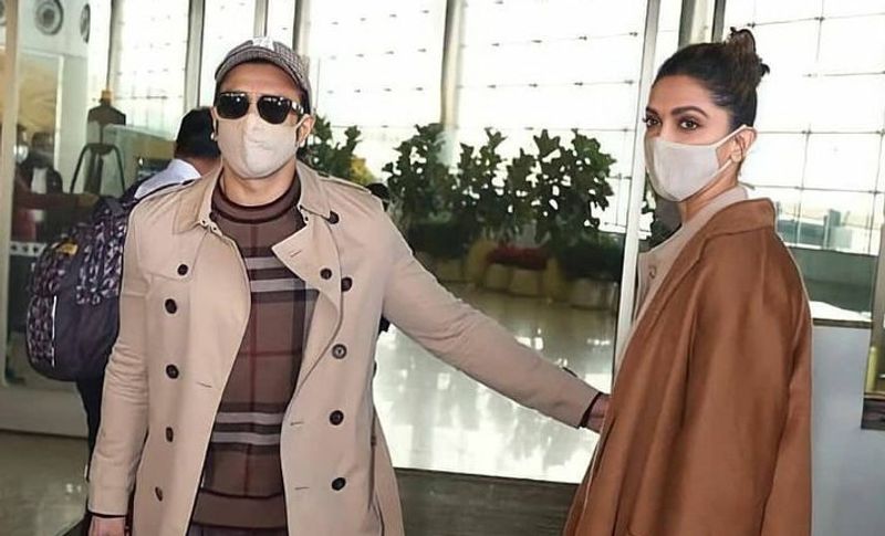 सबसे खास बात यह थी कि दीपिका और रणवीर मैंचिंग ड्रेस में जयपुर एयरपोर्ट पर दिखे। दोनों ही मैच करते चेक स्वैटर, ऑवर कोट और ब्राउन ट्राउजर में नजर आए। दीपका ने सूट के ऊपर लॉन्ग कोट और लेदर शूज पहने हुईं थीं। वहीं रणवीर कैप लगाए हुए थे।