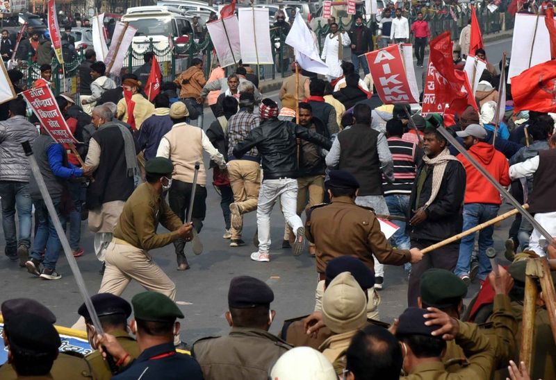 प्रदर्शनकारी नए कृषि कानूनों को रद्द करने की मांग कर रहे हैं। दिल्ली की सीमाओं पर चल रहे किसान आंदोलन के समर्थन में वे मार्च निकालना चाहते थे। 