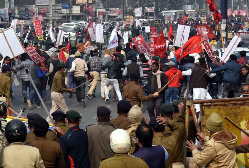 बताते हैं कि भगदड़ में कई महिला किसान सड़कों पर गिरकर चोटिल हो गईं। उन्हें इलाज के लिए पीएमसीएच भेजा गया। बता दें कि दिल्ली में बॉर्डर पर जुटे किसान आंदोलन का आज 34वां दिन है। 
