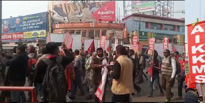 पुलिस ने डाक बंगला चौराहे पर रोक दिया था। प्रदर्शनकारी और पुलिस आपस में ही भीड़ गए। इसके बाद पुलिस ने लाठी चार्ज कर दिया। इससे चौराहे पर भगदड़ सी मच गई। लाठी से बचने के लिए भाग रहे किसानों को भी पुलिस ने दौड़ा-दौड़ाकर पीटा। 
