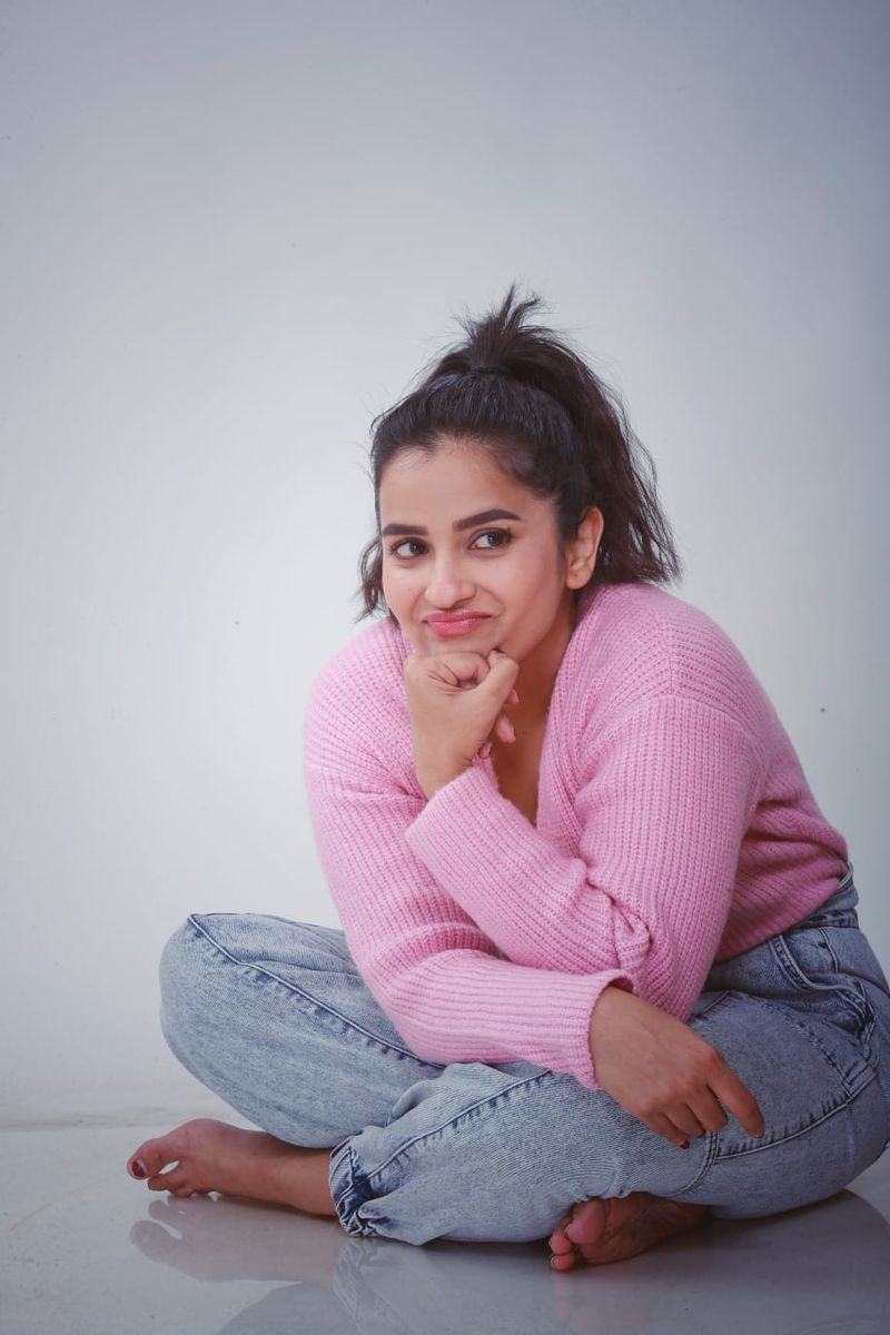 young beauty komali prasad stuns in pink t shirt and jeans ksr