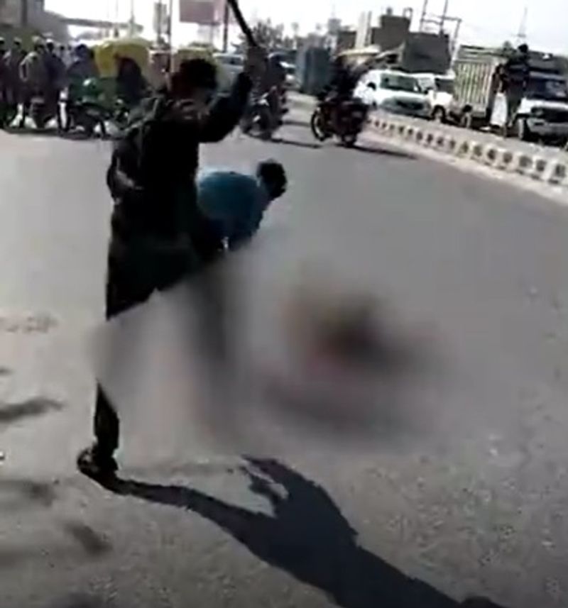वारदात के बाद दोनों आरोपी फरार हो गए। परिजनों ने घायल अजय को अस्पताल पहुंचाया, जहां उसे मृत घोषित कर दिया गया। लेकिन, घटना का वीडियो वायरल हो गया।
