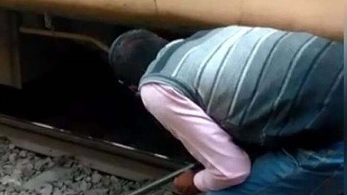 Rumor of bomb in Shridham Express, passengers stopped at station, getting checked asa Rumor of bomb in Shridham Express, passengers stopped at station, getting checked asa