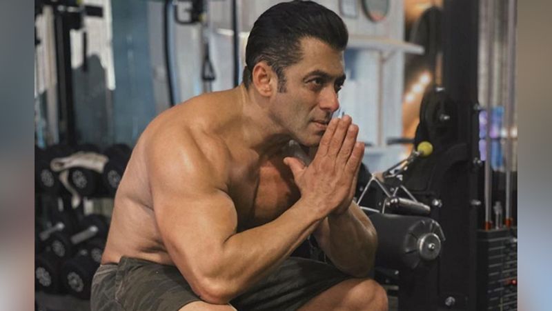 सलमान एक्सरसाइज करने और खुद को फिट रखने में कोई कसर नहीं छोड़ते। यहां तक कि अगर किसी दिन वे वर्कआउट नहीं कर पाएं तो रात के दो बजे या जब भी समय मिलता है, वर्कआउट जरूर करते हैं। 
