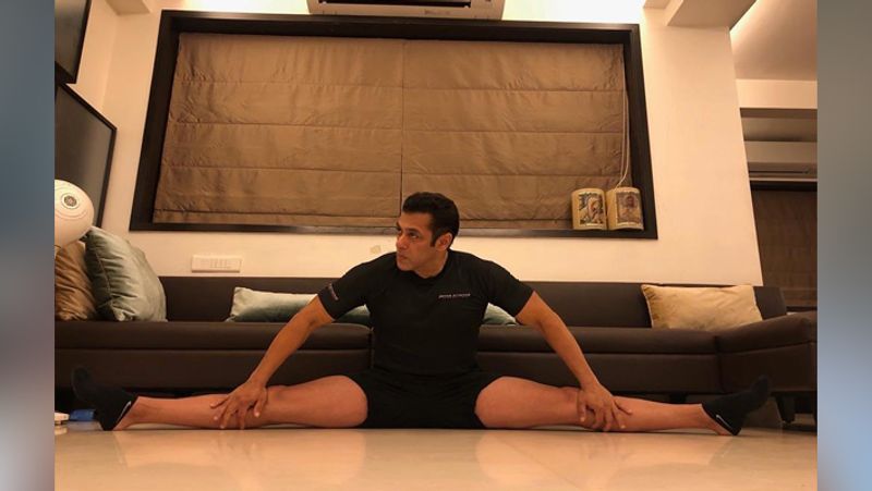 सलमान स्पाइसी और इटालियन खाने के दीवाने थे। पाव भाजी, आइसक्रीम, पिज्जा उनके फेवरेट कभी थे लेकिन अब यह सब खाना बंद कर दिया। अब सलमान प्रोटीन वाली चीजें जैसे मछली, अंडे का सफेद हिस्सा, मीट और दूध पीते हैं।