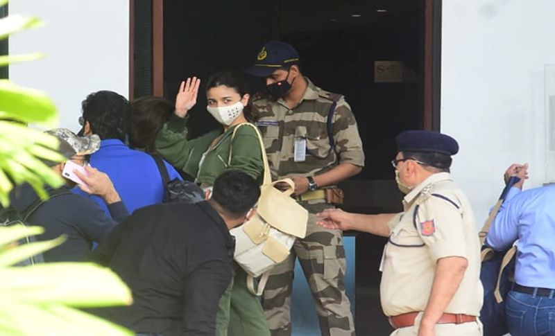बता दें कि पिछले दिनों आलिया भट्ट कपूर परिवार की क्रिसमस पार्टी में भी पहुंची हुई थीं। आलिया आजकल कपूर परिवार के अधिकतर पार्टियों में शामिल होती हैं।