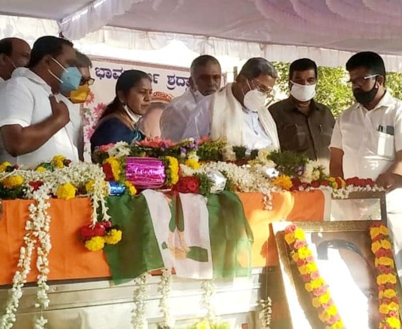 JDS BJP Congress Leader Pay Tributes to SL Dharmegowda rbj