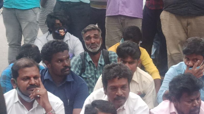 rajinikanth fans struggle protest in doorstep