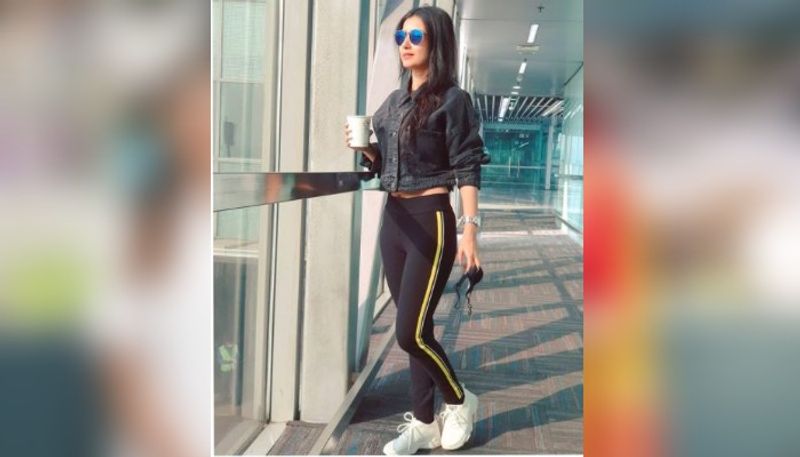 Monami Ghosh is off to Mumbai, shares glimpses from the airport ADB