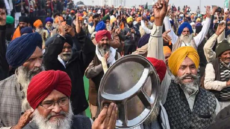 ये निकला नतीजा
पड़ताल में साफ हो गया है कि सोशल मीडिया पर वीडियो पोस्ट कर जिस शख्स की मौत का दावा किया जा रहा है वो जीवित हैं। वायरल दावा दावा भ्रामक है। वीडियो में दिख रहे व्यक्ति के बेहोश होने का कारण हाइपरटेंशन और लो बीपी था। उनकी तबीयत स्थिर है।
