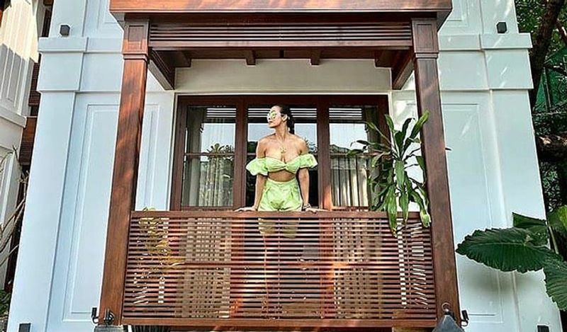 malaika arora hot pose viral from goa BJC