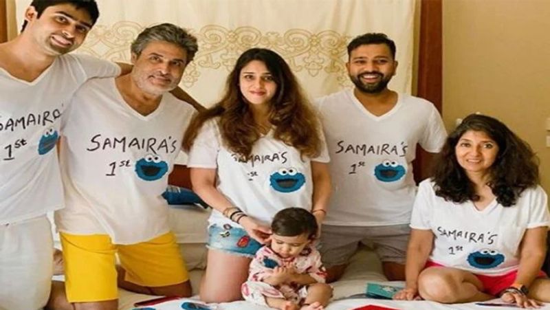 समायरा के पहले जन्मदिन पर सभी एक एक जैसी टी शर्ट पहनी थी। जिसमें लिखा था समायरा 1 साल। 