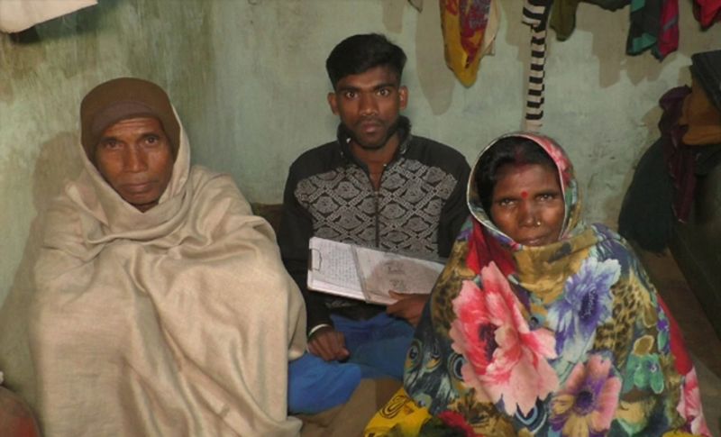 बता दें कि रोबिन साहनी बेहद गरीब परिवार से आता है, जो अपने माता-पिता के साथ एक छोटी सी कच्ची झोपड़ी में रहता है। उसके घर में माता-पिता के अलावा चार भाई-बहन हैं। मां-बाप दोनी ही मजदूरी करके परिवार का पालन पोषण करते हैं। लेकिन रोबिन के इस कारनामे के बाद से उसके घर लोगों की भीड़ जमा हो रही है।