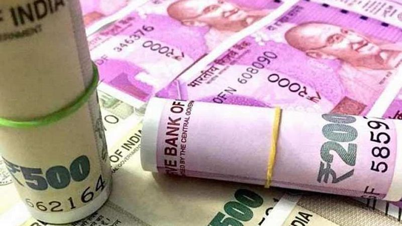वित्त मंत्रालय द्वारा जारी बयान के मुताबिक, इन बॉन्ड्स को इश्यू करने के लिए कुछ चुनिंदा शहरों में स्टेट बैंक ऑफ इंडिया (SBI) की शाखाओं को अधिकृत किया गया है। स्टेट बैंक ऑफ इंडिया के ये ब्रांच पटना, नई दिल्ली, चंडीगढ़, शिमला, श्रीनगर, देहरादून, गांधीनगर, भोपाल, रायपुर, मुंबई और लखनऊ में स्थित हैं। (फाइल फोटो)