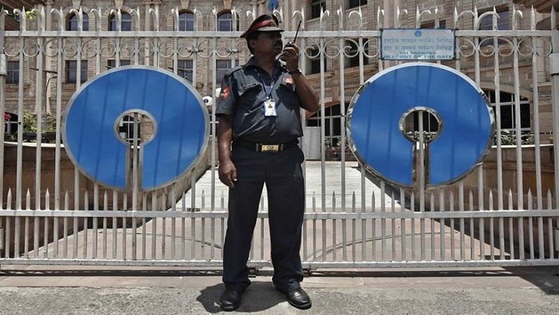 इस योजना के प्रावधानों के मुताबिक, इलेक्टोरल बॉन्ड को कोई भी भारतीय नागरिक, भारत में इनकॉरपोरेटेड या स्थापित कंपनियां खरीद सकती हैं। इनके अलावा सिर्फ वही रजिस्टर्ड राजनीतिक पार्टियां इन इलेक्टोरल बॉन्ड को ले सकती हैं, जिन्हें पिछले लोकसभा या विधानसभा चुनाव के दौरान कुल मतदान में कम से कम 1 फीसदी मत प्राप्त हुए हों। इन बॉन्ड को इश्यू करने के लिए सिर्फ स्टेट बैंक ऑफ इंडिया को ही अधिकृत किया गया हैय़ (फाइल फोटो)