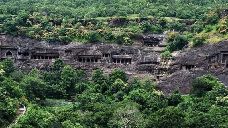 मंदिर के पास ही दिग्विजय द्वार से कुछ दूर सरदार वल्लभ भाई पटेल की स्टेच्यू और आसपास बौद्ध गुफाएं हैं।
