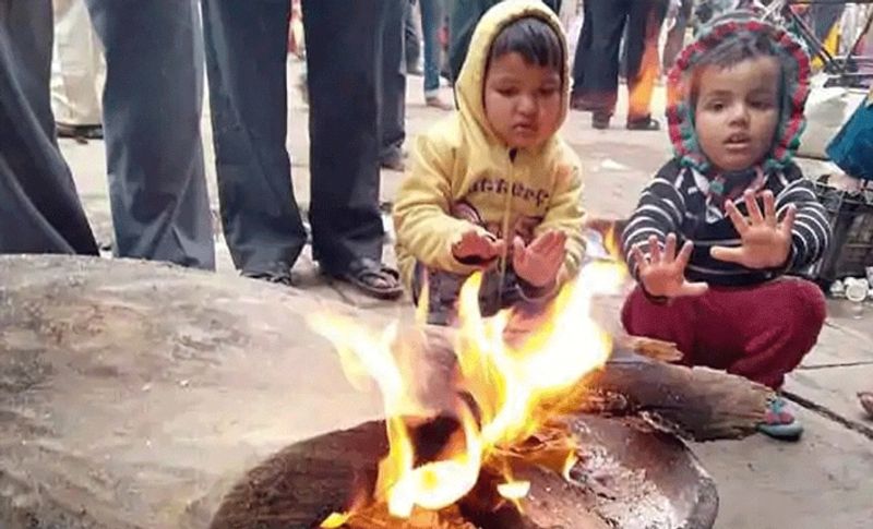 मौसम विभान ने लोगों की दी चेतावनी
राजस्तान के मौसम विभाग ने लोगों को चेतावनी दी है कि वह बिना काम के रात को घर से बाहर नहीं निकलें। आने वाली एक दो रातों में तापमान और नीचे जा सकता है। बर्फीली हवाएं चलने से कोल्ड-डे रहने का अलर्ट जारी किया है। खास कर अलवर, चूरू, सीकर, झुंझुनूं, भरतपुर, धौलपुर, कोटा, सवाई माधोपुर सहित पूरे उत्तर-पूर्वी भारत में शीत लहर का प्रकोप जारी रहेगा। 