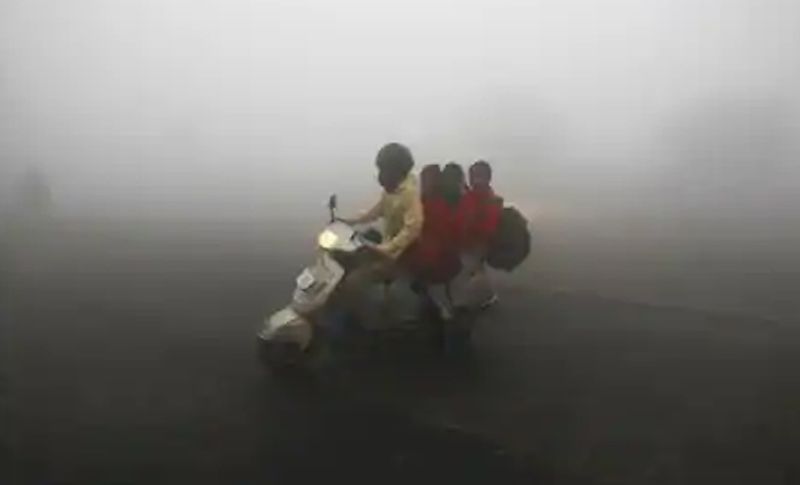 বৃহস্পতিবার সকাল থেকেই কুয়াশাতে ঢাকলো গোটা রাজ্য। হালকা মেঘলা আকাশ রাজ্যের বেশ কিছু জেলায়। বাড়ছে শীতের দাপট।