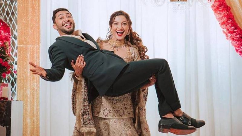 गौहर ने हाल ही में अपने इंस्टाग्राम पर रिसेप्शन पार्टी की कुछ अनसीन फोटोज शेयर की है, जिसमें से एक फोटो में उन्होंने जैद को गोद में उठा रखा है।