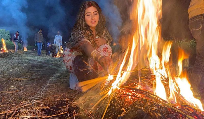 सोशल मीडिया पर वायरल हो रही काजल राघवानी की फोटो उनकी अपकमिंग फिल्म 'ससुरा बड़ा सतावेला' के सेट की है। इसकी शूटिंग के चलते काजल राघवानी यूपी के लखनऊ गई हुई थीं।
