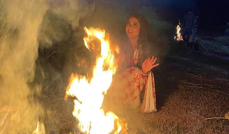 इस फिल्म की शूटिंग के दौरान जब एक्ट्रेस को काम से ब्रेक मिला तो उन्हें ठंड बर्दाश्त नहीं हुई और उन्होंने पराली से आग जला ली। अब तस्वीर में वो हाथ सेंकती दिख रही हैं। 