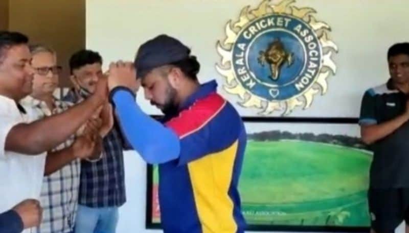 <p>ঘরোয়া ক্রিকেটে ফিরেই আইপিএল ২০২১ মরসুমের নিলামের জন্যও নিজেপ নাম নথিকভুক্ত করিয়েছিলেন ৩৭ বছর বয়সী পেসার। কিন্তু তাকে নিতে আগ্রহ দেখায়নি কোনও দিল।<br />
</p>