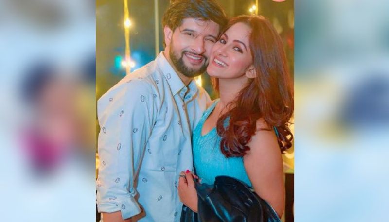 <p>সম্প্রতি নিজের সোশ্যাল মিডিয়ায় ছবি পোস্ট করেছেন তৃণা। আর সেখানেই বরের সঙ্গে খুনসুটিতে ব্যস্ত নতুন বউ।</p>