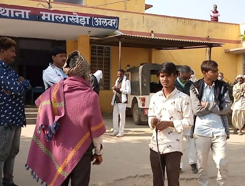 अगले दिन जब मामला पुलिस तक पहुंचा तो नावली गांव में ही सरसों के खेत में शव पड़े होने की सूचना भी आरोपी द्वारा ही दी गई। लेकिन, यह सूचना उसने तब दी जब गांव के लोग उसके पास बाबा समझकर यह जानने पहुंचे कि बच्चा कहां लापता हुआ होगा।