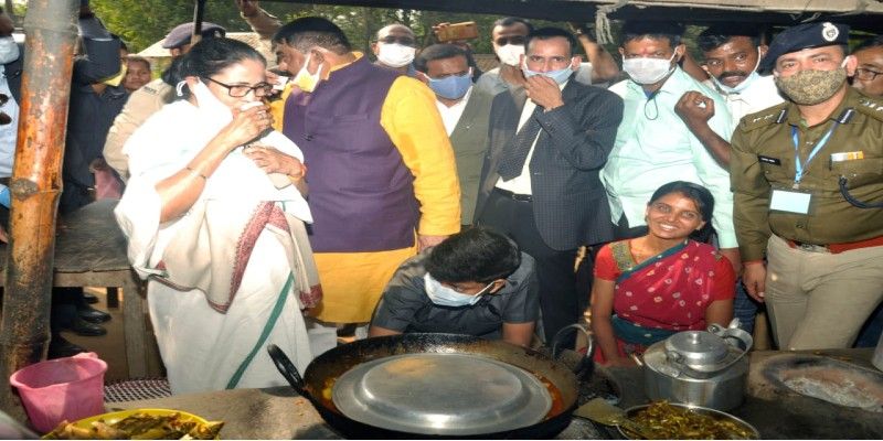 Mamata Banerjee does cooking in Adibasi village at Bolpur ASB